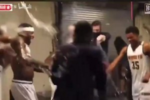 你们是有经验的！回顾20年掘金1比3落后强势翻盘的更衣室！