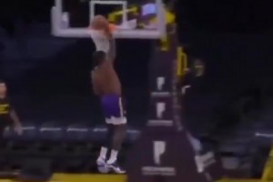 名场面：啦啦队在场边观看，詹姆斯热身时连续冲刺全场上篮！